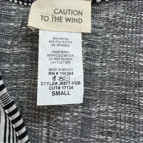 CAUTION TO THE WIND Dress with Ruffle Sleeves size Small - Picture 7 of 7